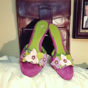 Adorable women's Unisa suede floral slides. 9m